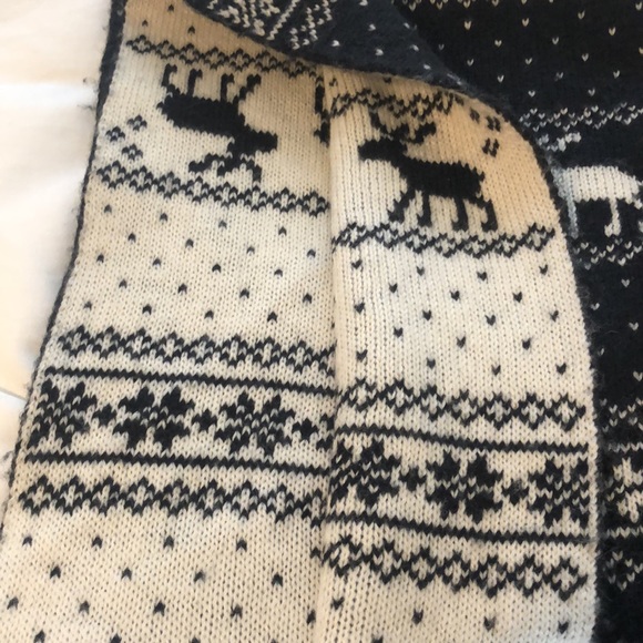 New Abercrombie & Fitch beanie & Scarf.  Reversible.  High quality made. - Picture 2 of 8